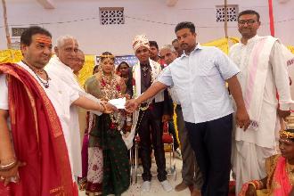 MAHAJAN NU MAMERU ANTRGHAT VALMIKI SAMAJ NI 9DIKARI NE RS. 11,000 NA BOND ARPAN KARVAMA AVYA.