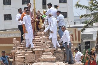 VIJAY NAGAR MUNISURVAT SAWAMI JAINALY NO 12 MO DAVJAROHAN MOTSAV UJVVAMA AVYO.